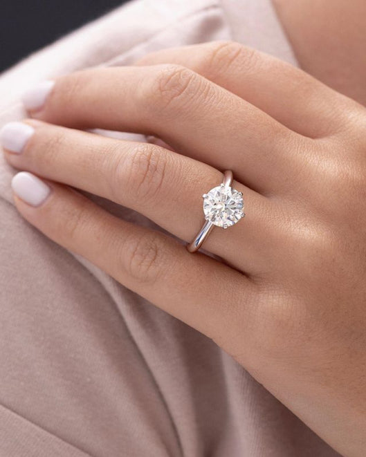 Platinring mit einem großen 3 Karat Labordiamanten an einer Frauenhand