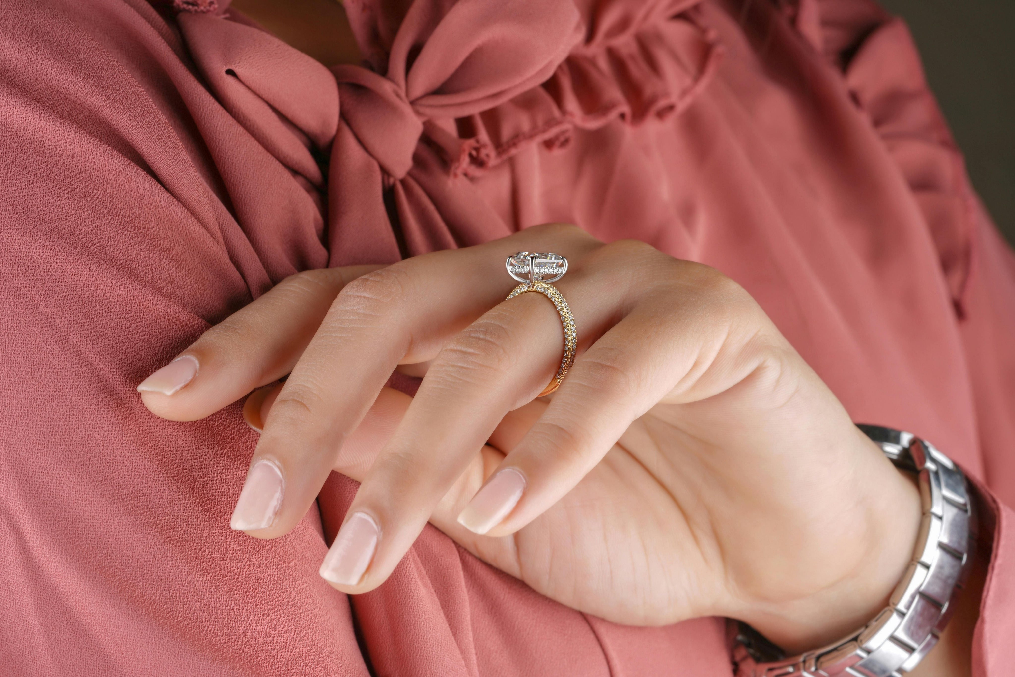 Verlobungsring_mit_Labordiamant_an_Hand_vor_pinker_Bluse